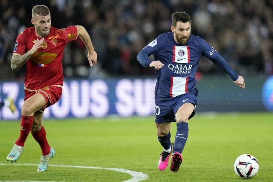 Lionel Messi colaboró con uno de los goles en el triunfo parisino.