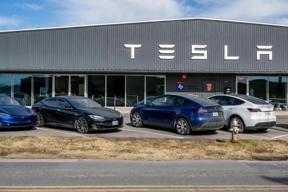 Los recortes en los precios de los modelos de Tesla permitirían que algunos compradores califiquen para el incentivo fiscal.