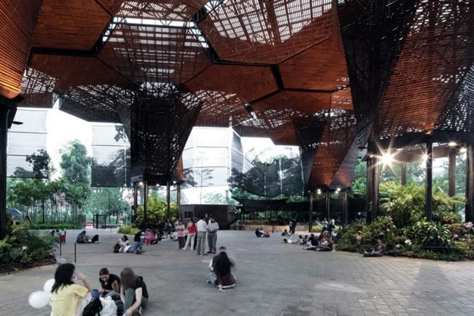 El Orquideorama del Jardín Botánico de Medellín, es ejemplo de un espacio público donde se entreteje naturaleza y arquitectura.