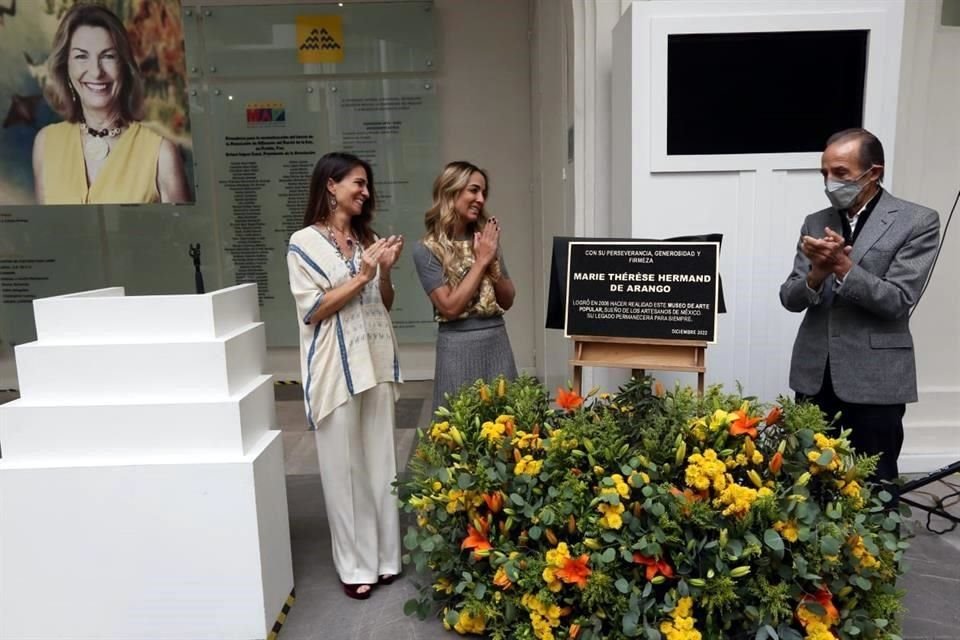 Manuela y Paola, hijas de Marie Thérèse Hermand, develaron una placa conmemorativa junto a su padre Manuel Arango en el Museo de Arte Popular, recinto al que la promotora cultural dedicó sus empeños.