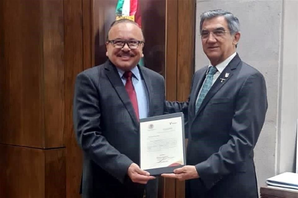 Raúl Herández (izq.) fue nombrado nuevo titular de la UIFE por el Gobernador de Tamaulipas, Américo Villarreal (der.)