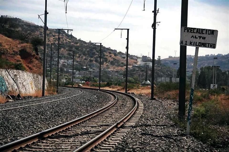 El Presidente López Obrador dijo que analiza retomar el Tren México-Querétaro con concesión a empresa canadiense.