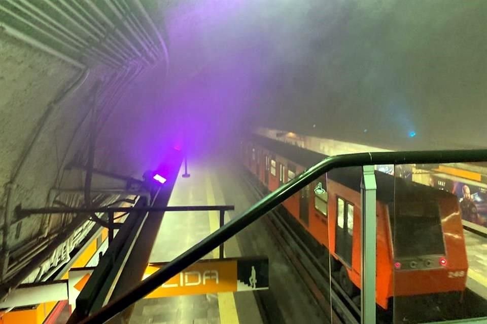 Usuarios del Metro fueron desalojados en la estación Barranca del Muerto, de la Línea 7, por la presencia de humo; prevén corto circuito.