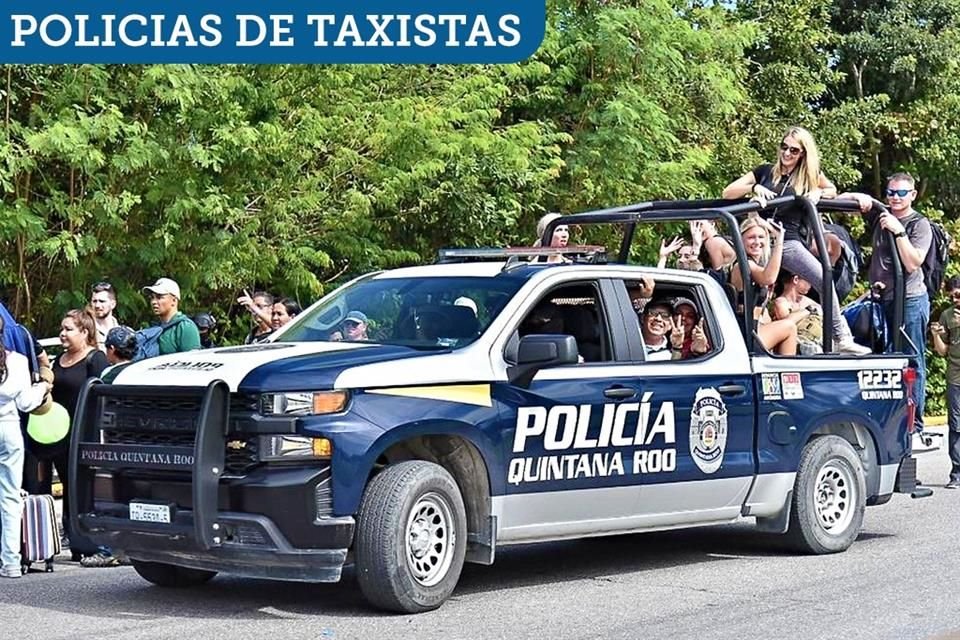 Ante los bloqueos de taxistas en Cancún, elementos de la Policía de Q.Roo transportaron a turistas.