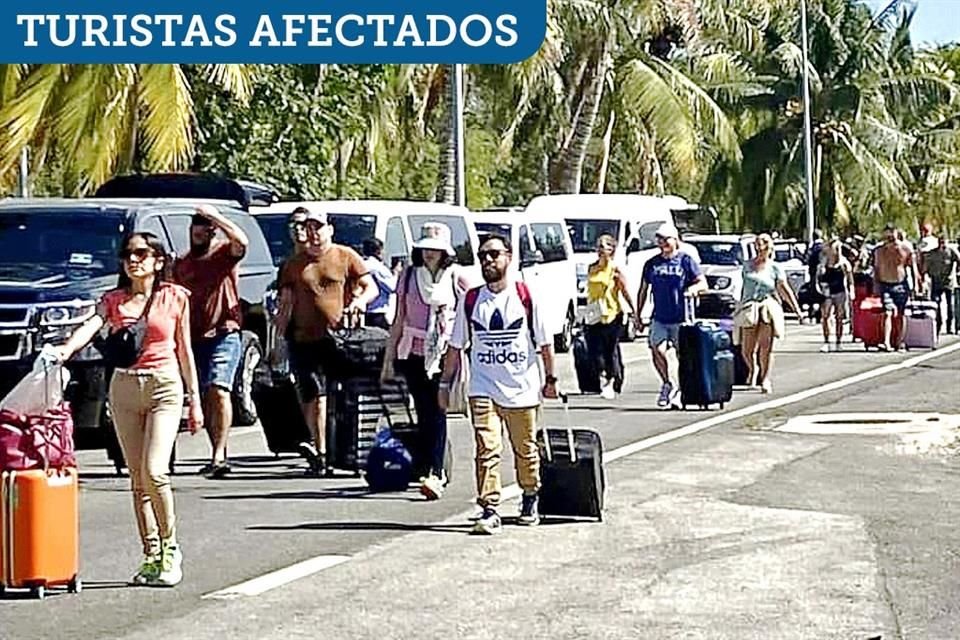 Varios turistas tuvieron que caminar desde la zona hotelera hacia al aeropuerto de Cancún