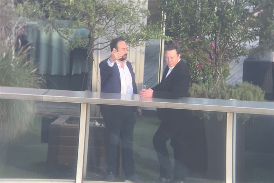 En octubre pasado, Elon Musk, fundador de Tesla, visitó Nuevo León y se reunió con el Gobernador Samuel García y parte de su Gabinete. En la foto dialoga con Emmanuel Loo, Subsecretario de Inversión estatal. 