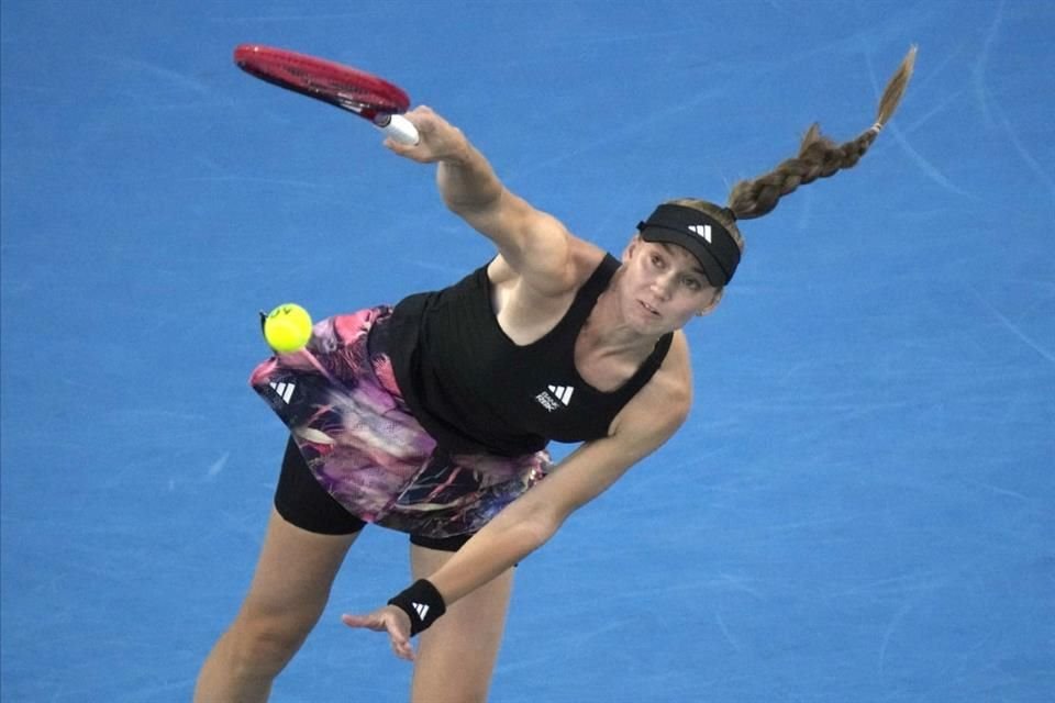 La tenista kazaja Yelena Rybákina saca en un partido ante la bielorrusa Victoria Azarenka en su partido de semifinales en el Abierto de Australia en Melbourne, Australia.