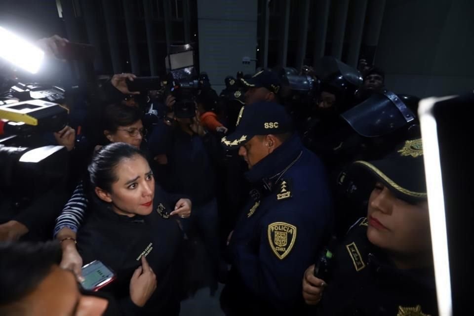 Sandra Cuevas protagonizó un enfrentamiento con personal del Gobierno capitalino, luego de que este acudió a dar vista por panfletos.