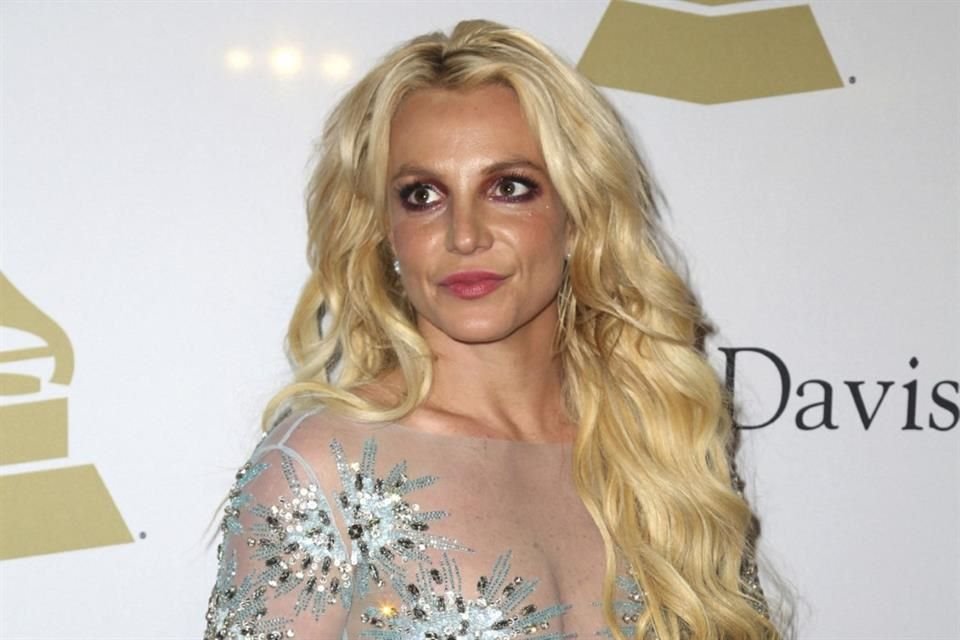 Britney Spears pide privacidad a sus fans, luego de que estos llamaran a la policía para que verificaran si la cantante estaba bien.