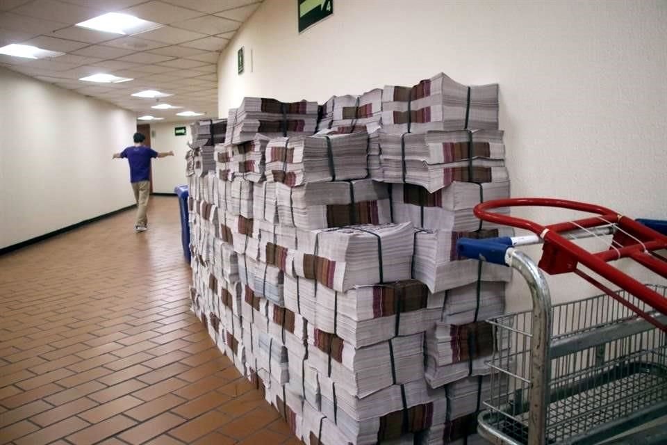 Miles de ejemplares del periódico Regeneración fueron hallados apilados en uno de los pasillos de la Cámara de Diputados.
