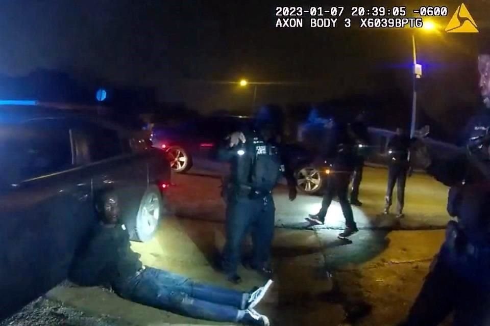 Esta imagen tomada de una cámara corporal de Policía muestra a Tyre Nichols esposado en el piso rodeado de oficiales.