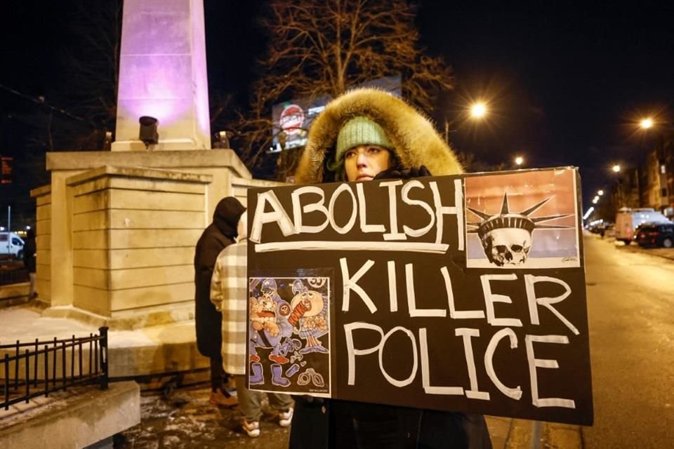 Una mujer en Chicago muestra un cartel que dice: 'Abolir la Policía'.