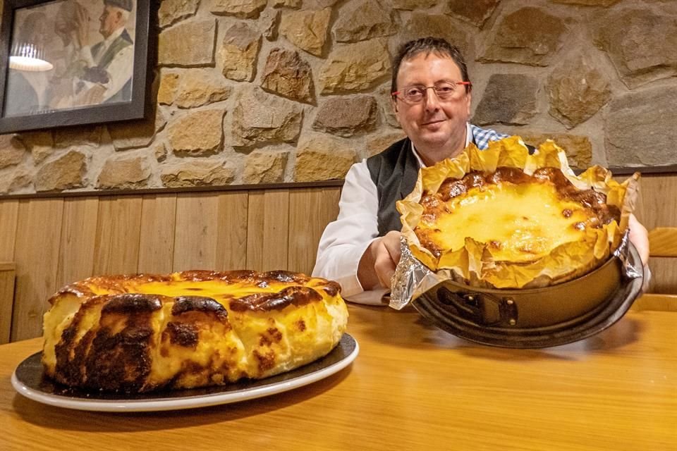 Santiago Rivera, del restaurante La Viña, llega a preparar hasta 40 tartas de queso al día en verano.