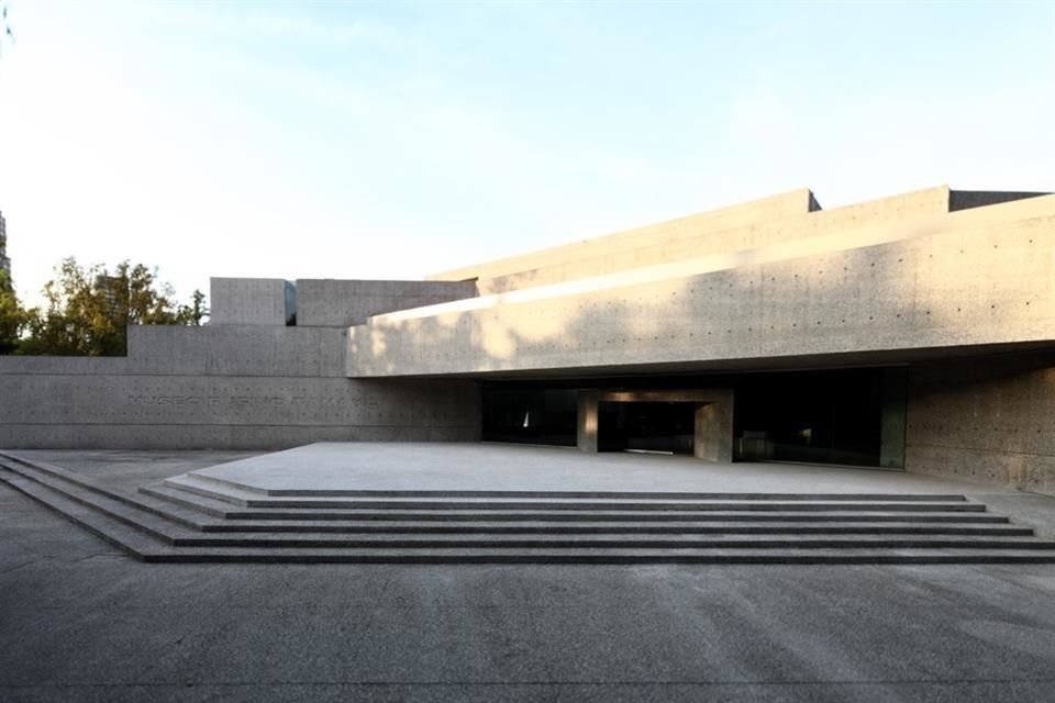 El museo se integra al terreno que lo rodea gracias a su estructura de varios niveles que se concentra sobre sí misma en volúmenes ciegos de concreto escalonado.
