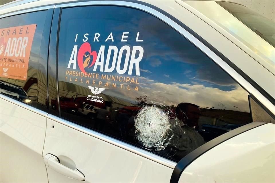 Israel Amador, candidato a Alcalde de Tlalnepantla por MC, fue atacado a balazos por dos sujetos en moto mientras viajaba en su camioneta.