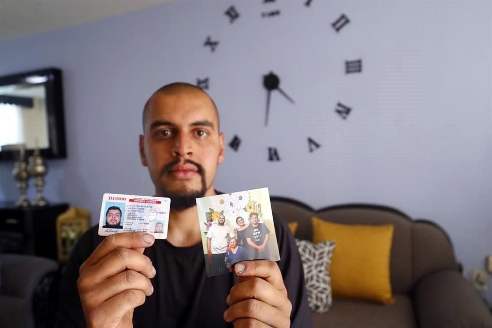 Jesús López, que fue deportado el año pasado, sostiene su licencia de conducir de Illinois, y una foto de su familia.