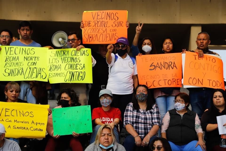 Un grupo de personas se manifestó en las instalaciones de la Alcaldía Cuauhtémoc en apoyo a Sandra Cuevas.