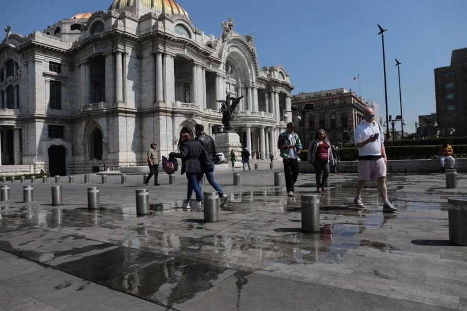 Esta semana, varias fugas de las jardineras del Palacio de Bellas Artes formaron un charco de agua, en tanto, que algunas fuentes de la Alameda lucían secas.
