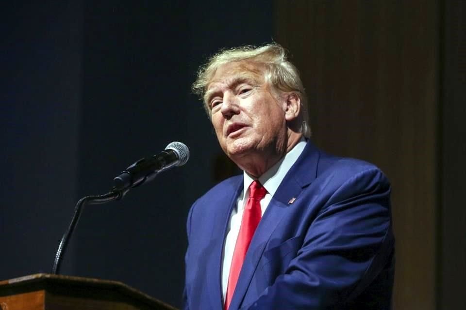 El ex Presidente Donald Trump habla durante la reunión anual del Comité Estatal Republicano de New Hampshire.