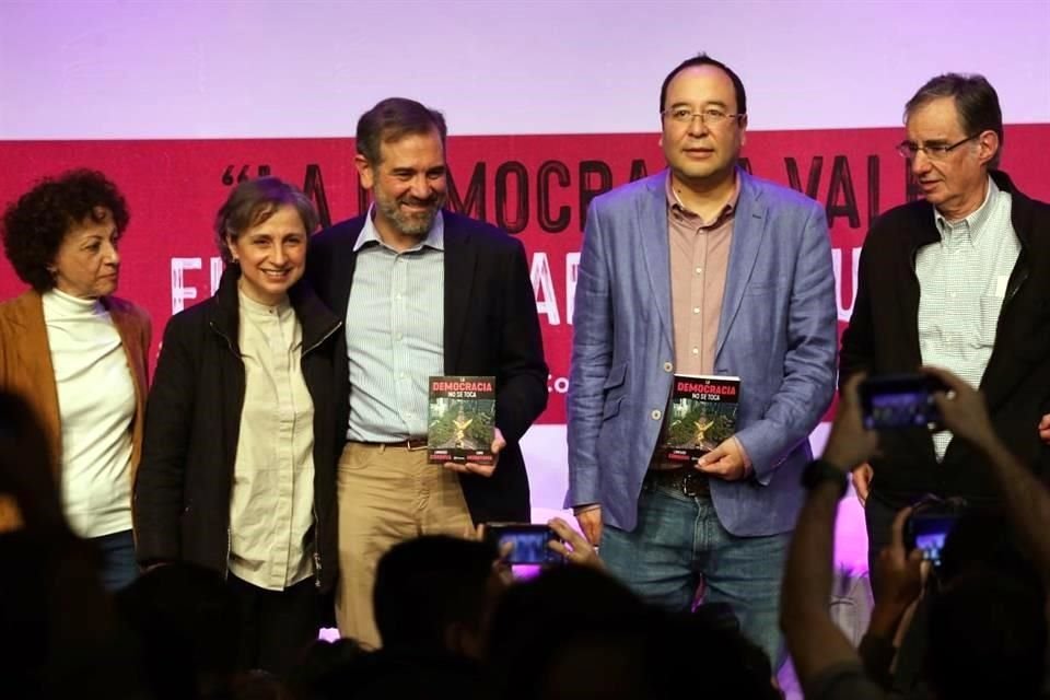 Peschard, Carmen Aristegui y Woldenberg flanquean a Córdova y Murayama, autores de 'La democracia no se toca'.