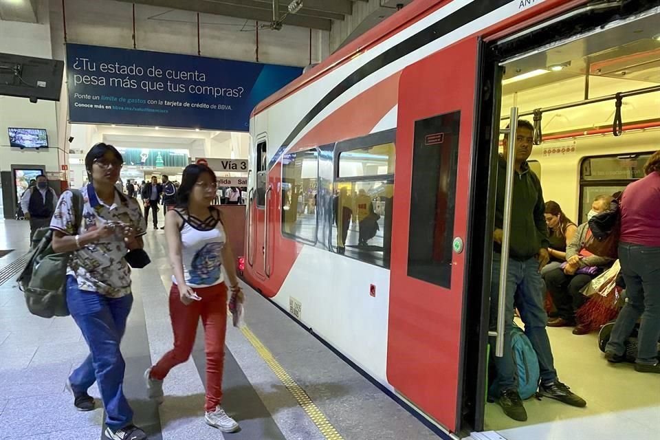 Luego de que entró en vigor un aumento en la tarifa del Tren Suburbano, llaman a analizar el impacto en la economía de la población.