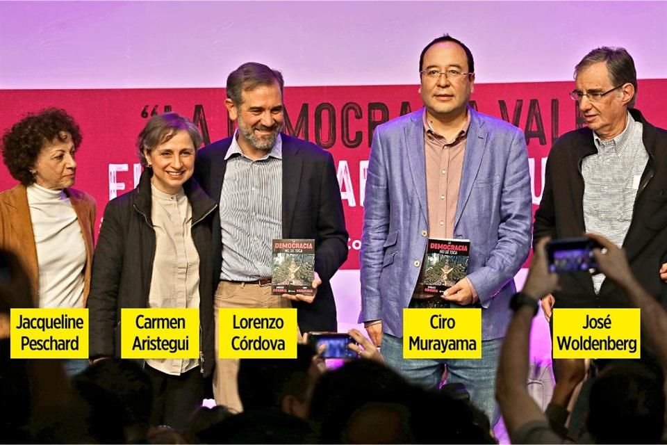 Ex consejeros en la presentación del libro 'La democracia no se toca', que Lorenzo Córdova, presidente del INE, escribió con Ciro Murayama; Carmen Aristegui moderó la mesa.