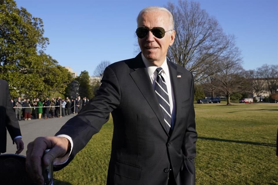 El Presidente Joe Biden conversa con la prensa en el jardín sur de la Casa Blanca, tras regresar de un evento en Baltimore sobre infraestructura.