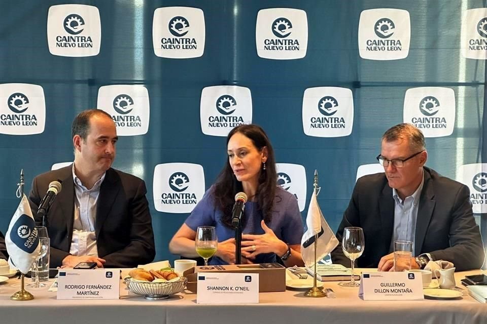 Shannon K. O'Neil (centro), miembro de David Nelson Rockefeller para estudios latinoamericanos, Rodrigo Fernández (izq.) y Guillermo Dillon, presidente y director, respectivamente de la Caintra.