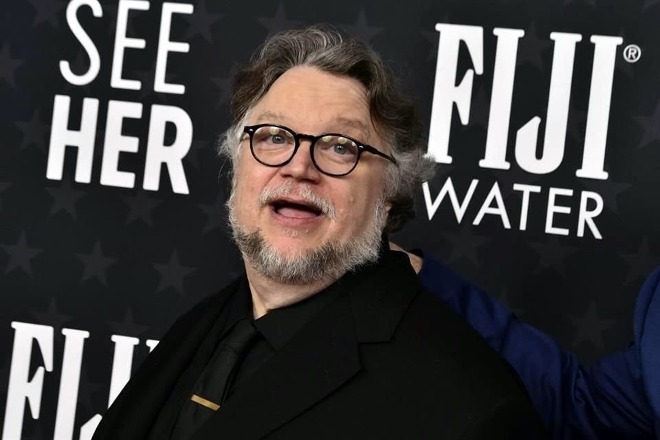 Guillermo del Toro llevará al cine la novela 'El Gigante Enterrado', del escritor Kazuo Ishiguro, que ganó el Premio Nobel de Literatura.