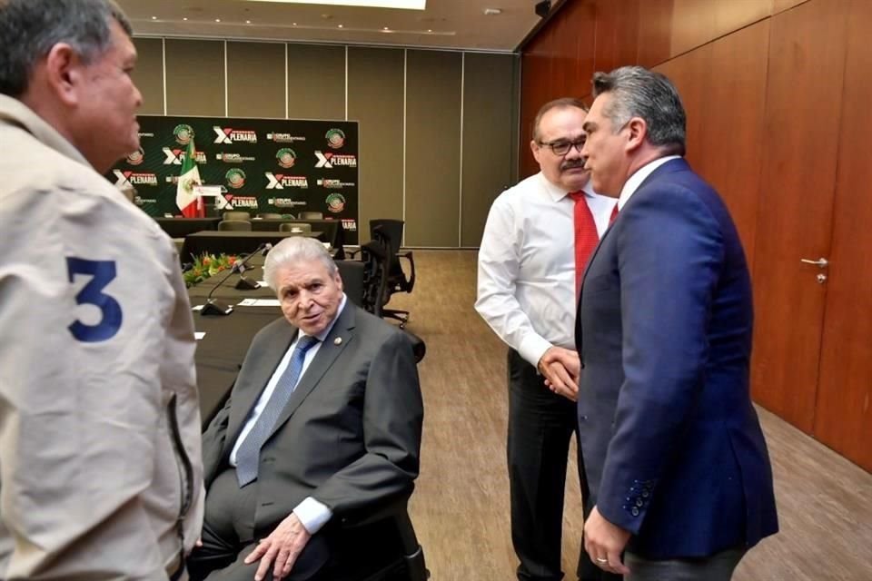 El dirigente nacional del PRI, Alejandro 'Alito' Moreno, entró intempestivamente al salón y saludó a los senadores Carlos Aceves y Jorge Carlos Ramírez.