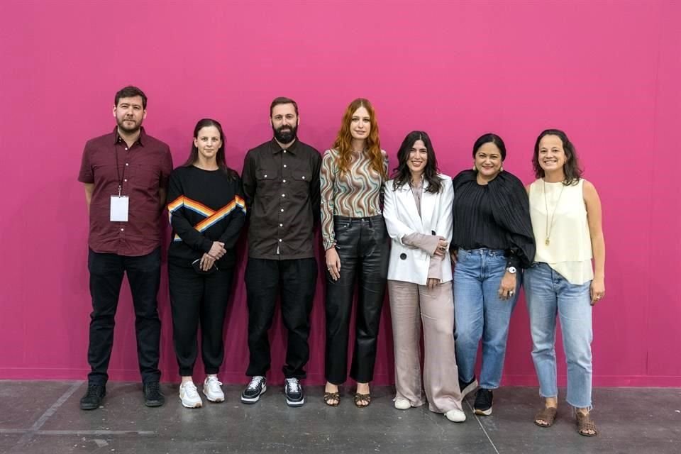 El equipo curatorial de Zona Maco ya está lista para la edición 19 de la feria, a realizarse del 8 al 12 de febrero. Al centro, la directora fundadora del encuentro: Zélika García.