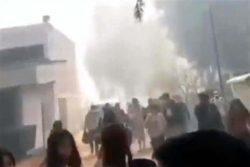 En el CCH Oriente se suspendieron las clases por un incendio en un pastizal contiguo que hizo que pasillos y aulas se llenaran de humo.