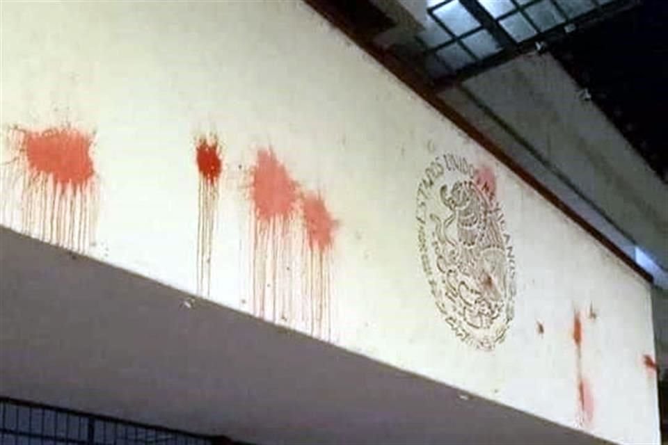 La fachada del Palacio de Gobierno de Chiapas fue vandalizada esta madrugada por sujetos encapuchados que fueron identificados como normalistas.