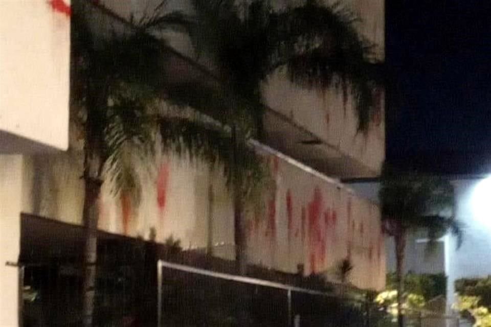 La fachada del Palacio de Gobierno de Chiapas fue vandalizada esta madrugada por sujetos encapuchados que fueron identificados como normalistas.