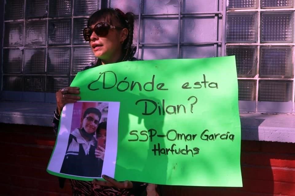 Familiares de Dilan bloquearon carriles centrales de Circuito Interior para pedir se localice al adolescente que desapareció el lunes.