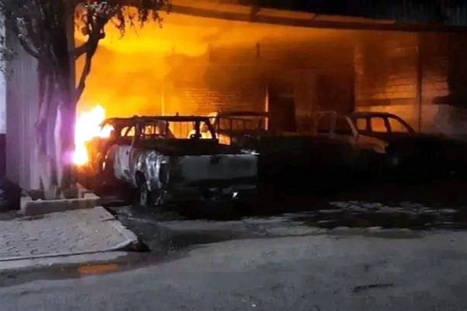 Varios vehículos fueron quemados en Tuzantla, Michoacán.