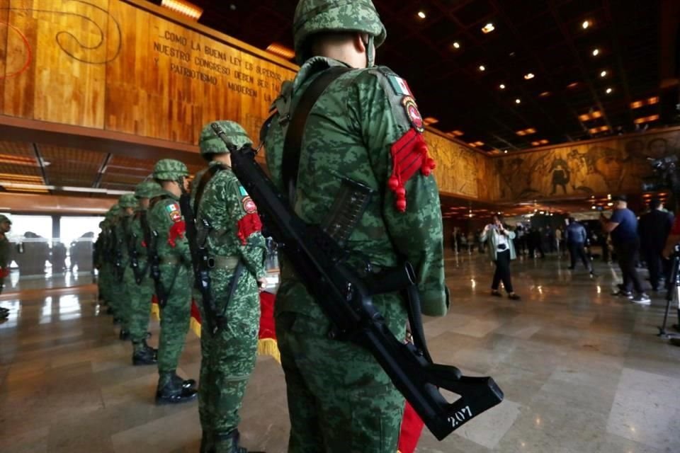Los militares de la Bande de Guerra portaban fusiles, como parte de los protocolos para estas ceremonias, argumentó la Sedena.