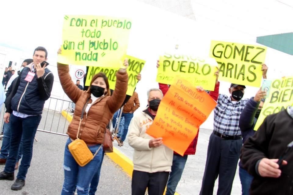 Habitantes de Gómez Farías reclamaron que la sucursal del Banco de Bienestar se instale en la cabecera municipal, luego de que autoridades buscan ubicarlo en un poblado de difícil acceso y retirado.