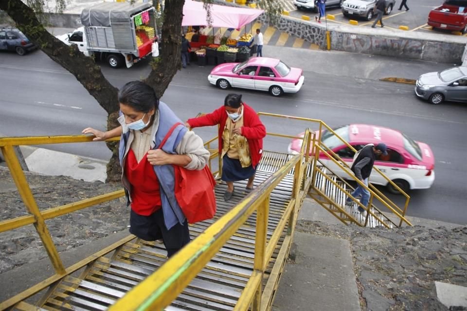 Para tomar las escaleras peatones, las personas deben cruzar Avenida Azteca, poniéndose en riesgo.