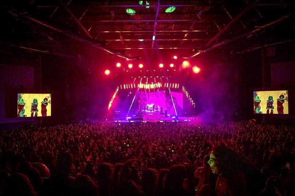 A las 21:25 horas, las 6 mil personas que se congregaron en el Auditorio Citibanamex empezaron a vibrar con el show de Tini Stoessel.