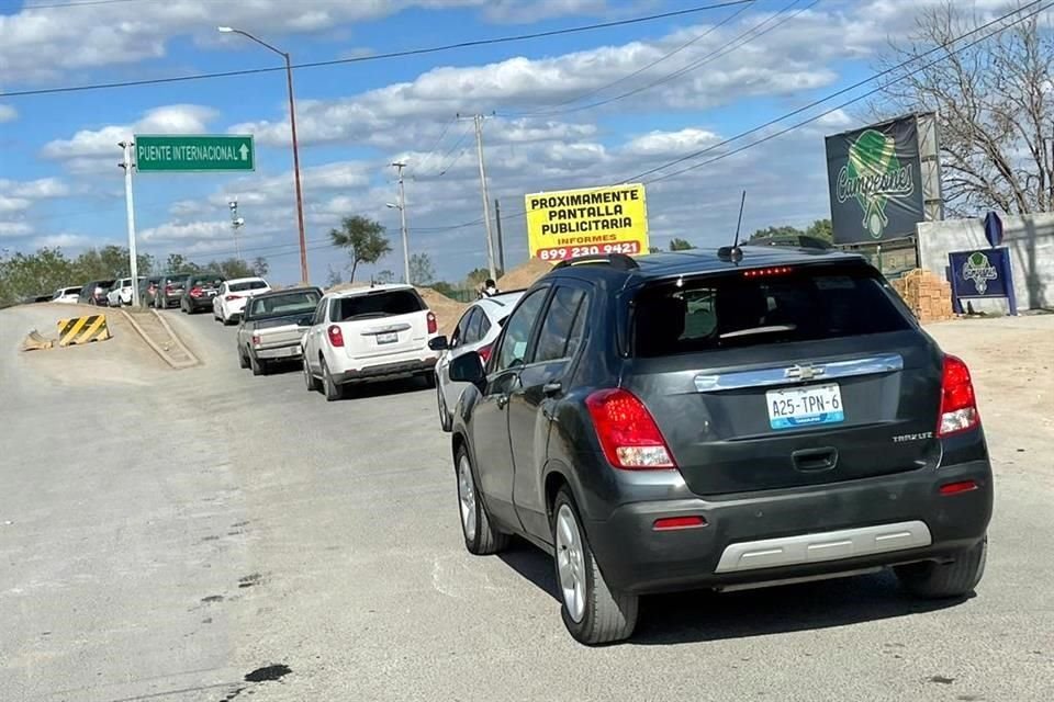 Más de tres horas demoran los automovilistas para cruzar los puentes internacionales que conectan Reynosa con Texas.