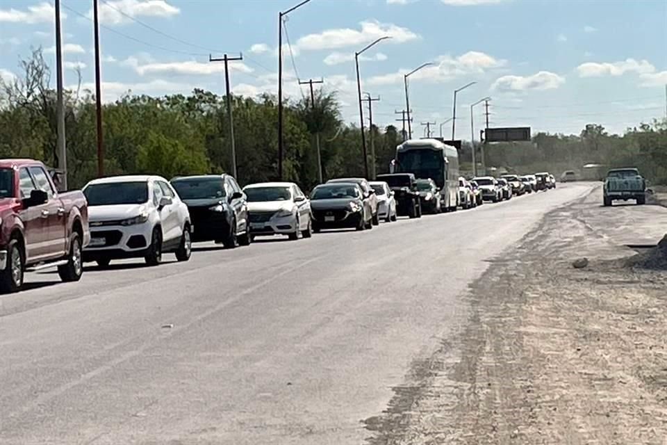 Más de tres horas demoran los automovilistas para cruzar los puentes internacionales que conectan Reynosa con Texas.