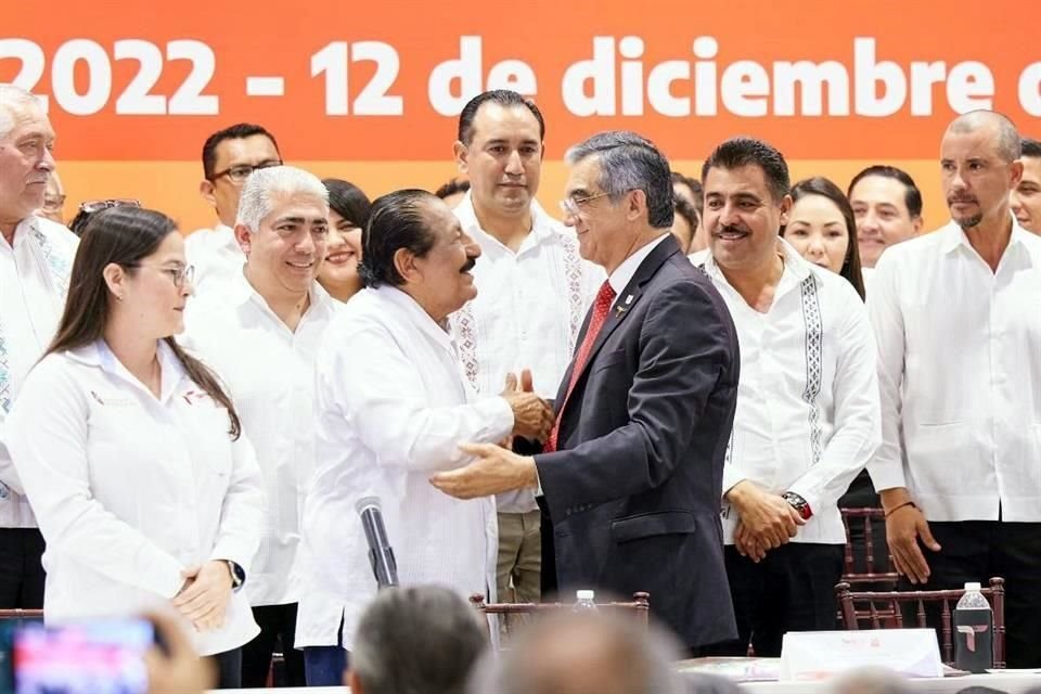 El Gobernador Américo Villarreal estuvo presente en la toma de protesta de Arnulfo Rodríguez como líder del SNTE en Tamaulipas.