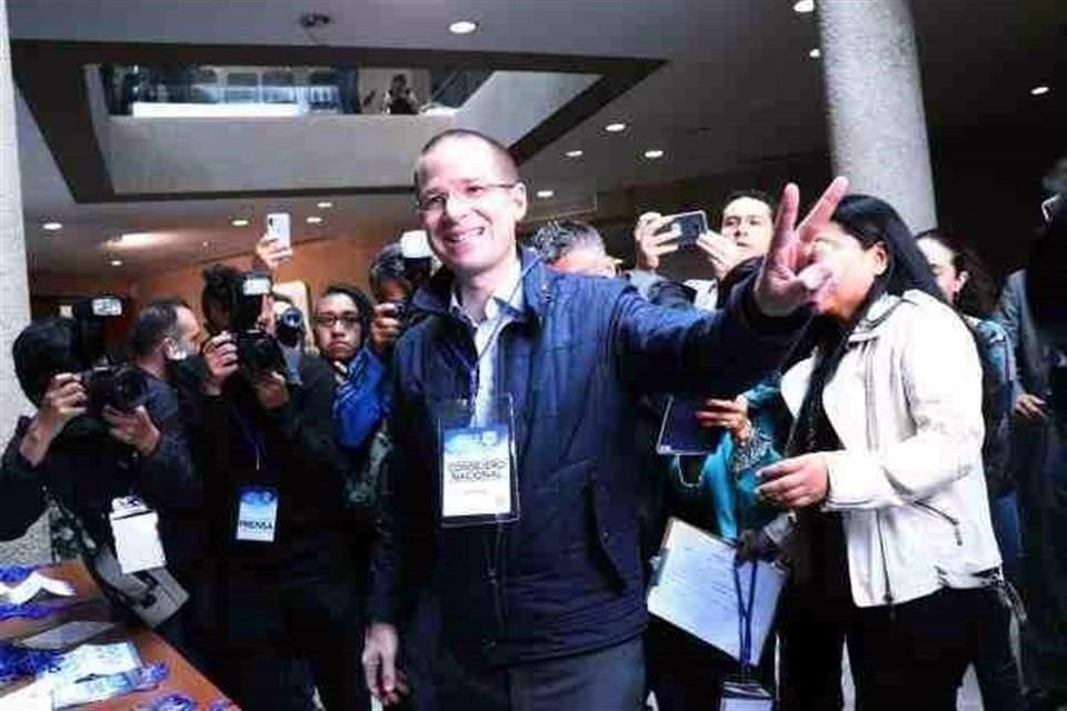 Ricardo Anaya, aspirante presidencial del PAN, participará en reuniones con la dirigencia albiazul en Estados Unidos. La imagen es de 2018, durante una reunión con la dirigencia del PAN.