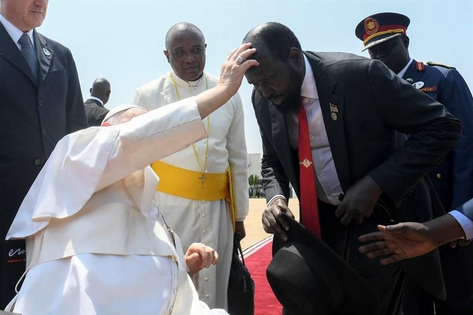 El Papa Francisco bendice al Presidente Salva Kiir.