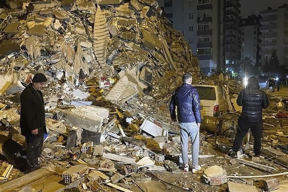 Algunos residentes de las zonas afectadas por el sismo intentaban a localizar a personas debajo de los escombros.