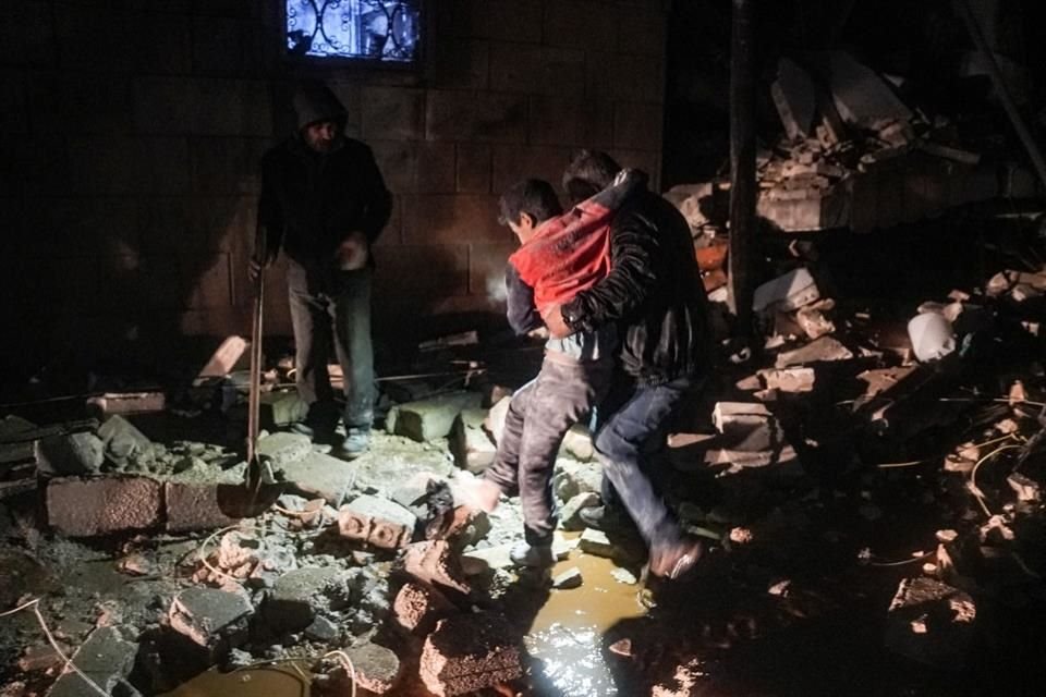 En Siria, país afectado por la guerra, tratan de rescatar a las personas lesionadas por el sismo.
