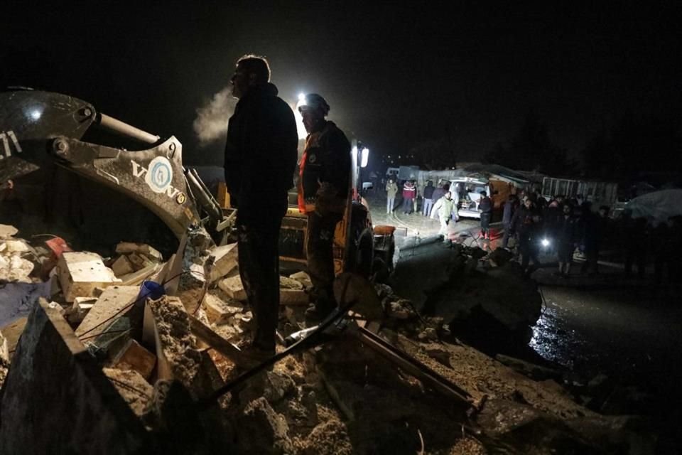Tras el sismo de magnitud 7.8, uno de los más fuertes registrados en la región, al menos 195 personas fallecieron en Turquía y Siria (foto).