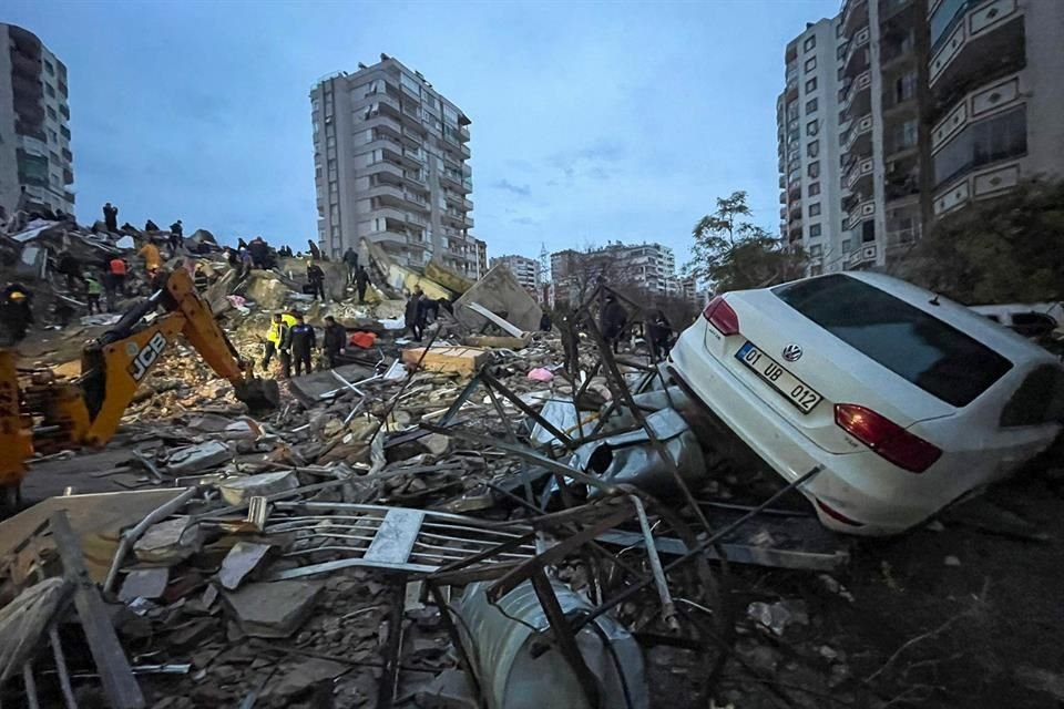 Cuadrillas de socorristas buscan entre los escombros de un edificio a sobrevivientes tras un sismo, en Adana, Turquía, el lunes 6 de febrero de 2023.