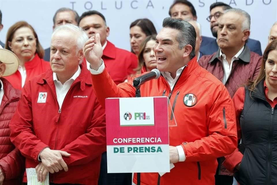El líder nacional del PRI, Alejandro Moreno, y Erick Sevilla, dirigente estatal, en conferencia.